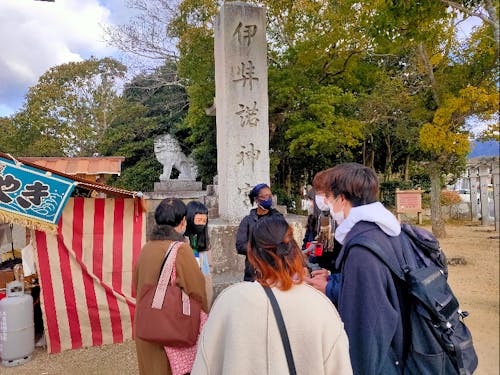 国生みの神様を祭っている伊弉諾神宮に外国人を案内した様子