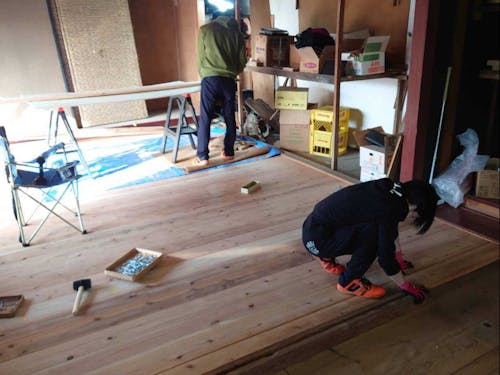 離れの床の張替え作業