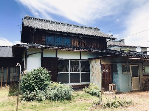 今回のプロジェクトでリノベーションする古民家。中の建具や窓ガラスも素晴らしいです。