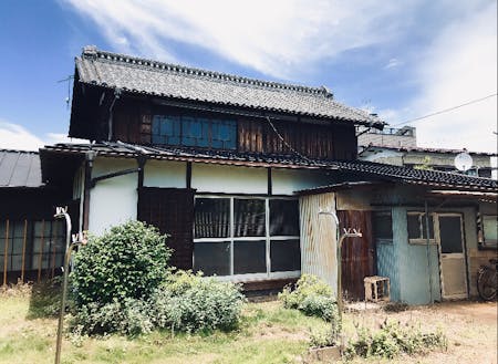 今回のプロジェクトでリノベーションする古民家。中の建具や窓ガラスも素晴らしいです。