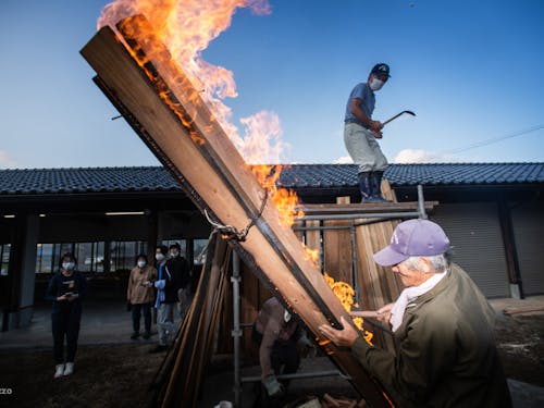 地元大工さんによる焼板づくり