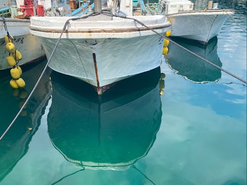 水面に雲まで映るエメラルドグリーンの海