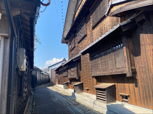 古い街並みの中に空き家や空き店舗があり可能性を模索してます。