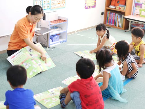 絵本の読み聞かせなどで、英語の自然なリズムや表現・アルファベット等を教えます