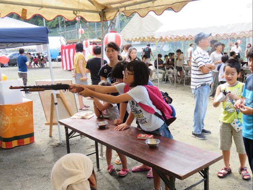 子どもから大人まで家族のように距離が近い