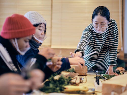 ワークショップの様子(元・協力隊/木工作家の高橋綾子さん)