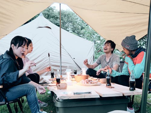 キャンプ場では焚火が可能で、薪なども販売しています