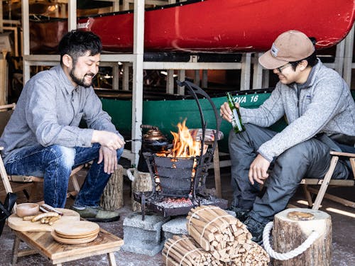 協力隊同士の交流の場(焚き火を囲む二人)