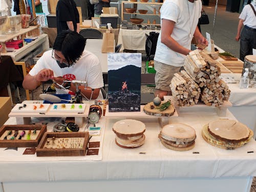 毛針の実演販売(現役協力隊のフライフィッシングガイド野中豪さん)