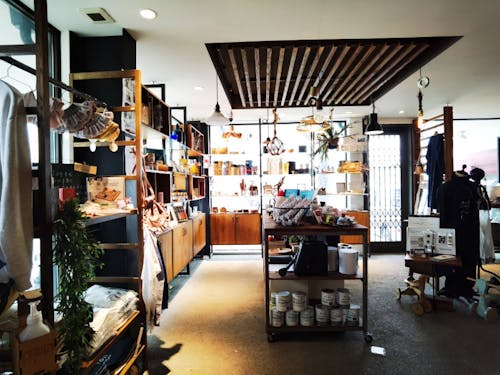 店内はカフェ風でお洒落な雰囲気です。