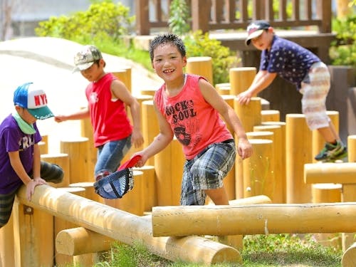 本宮市の公園で遊ぶ子供たち