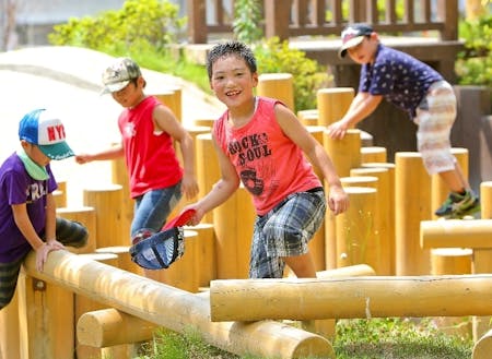 本宮市の公園で遊ぶ子供たち