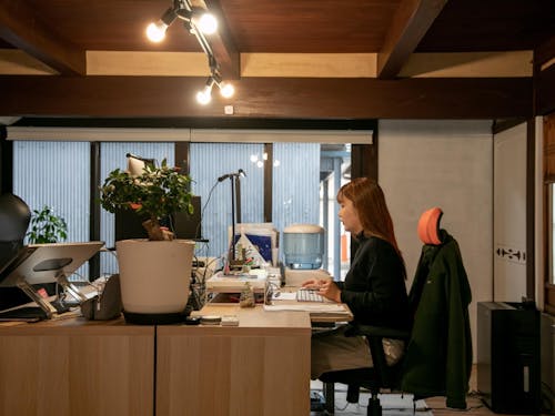 空き家をリノベーションした事務所で働く