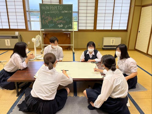 自習スペースでもプロジェクトの話し合いが進みます