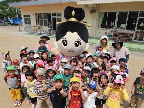 川俣町のゆるキャラと保育園の子供たち