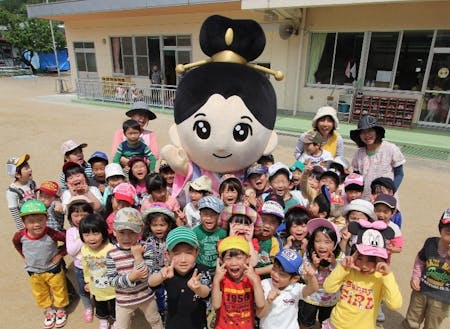 川俣町のゆるキャラと保育園の子供たち