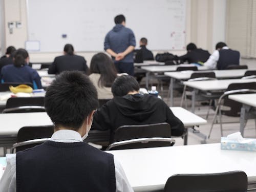 塾で自習する高校生