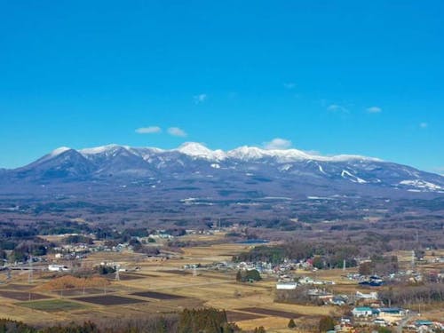 田園風景と雄大な山々が美しい町です。