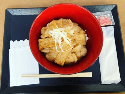 夜もお昼も人気の豚丼!もっちりと炊かれたご飯もこだわりです。