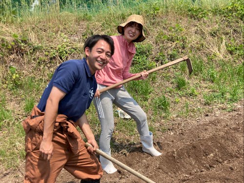 休日に畑作業をする島体験生