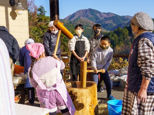 年末には餅つきを