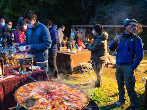 焚き火を囲みながら伊那で活躍するキーパーソンとの交流会