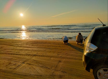 車で走れる砂浜『千里浜なぎさドライブウェイ』に沈む夕日