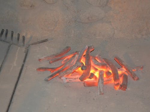 取り出した炭材を、素灰をかけて冷やしていく