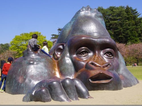 桜名月のラベルにもなっている日本国花苑にある彫刻作品「井川ゴリ山」