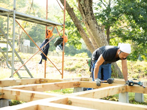 小屋づくりの様子(元・協力隊/RAWWOODの福田隼人さん)