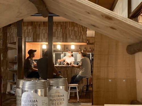 宿にて。BARでゲストさんと交流