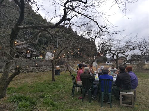 地域の人たちと一緒に料理を作って食卓をともに