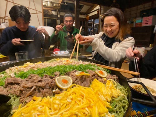 宿泊先の「超民家やまね」で名物瓦そばを囲む