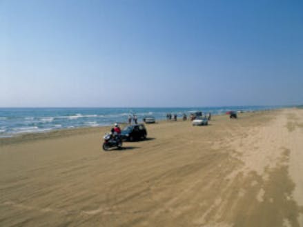砂浜を車で走れる千里浜海岸