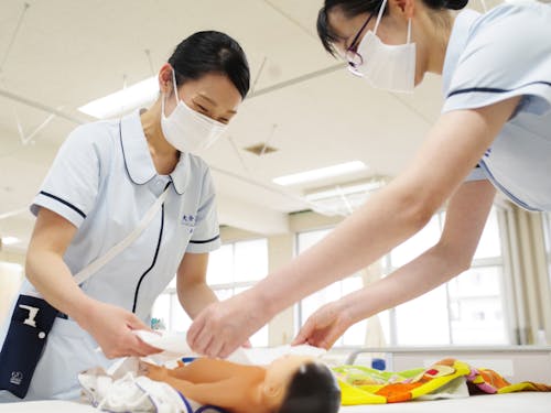 看護師養成施設で勉強中