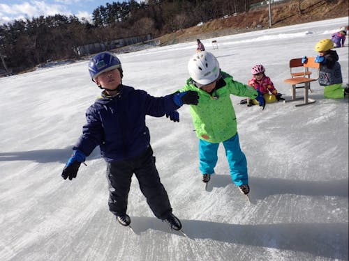 天然のスケートリンクでスケートをしたり・・・