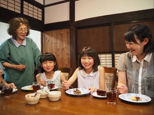 地元のおばあちゃんから郷土おやつを習ってみんなで試食