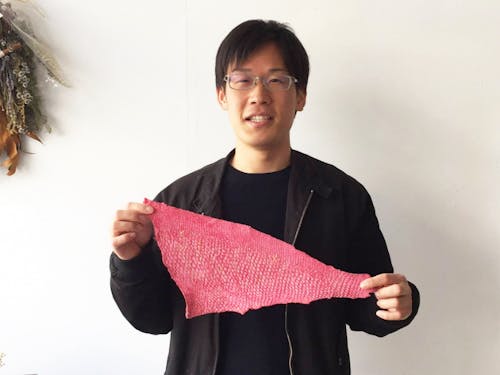 地域おこし協力隊の野口さんは魚の皮を鞣したフィッシュレザーを開発中