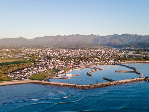 都農漁港から尾鈴山を見た町の全景