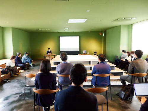 4ヶ月間の集大成として企業への最終発表を行う