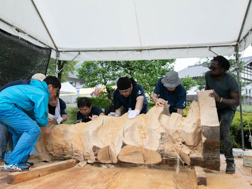 会場ボランティアの様子(作品をともに制作)
