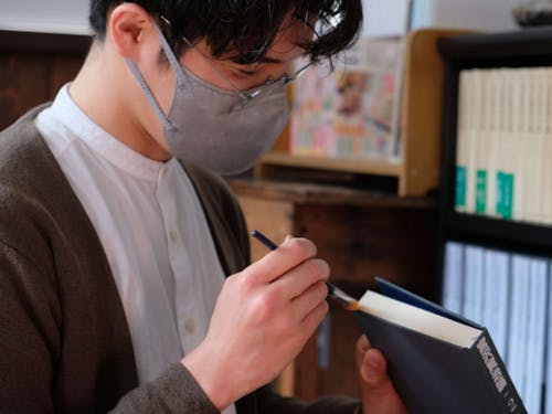 本の手入れをする中目さん