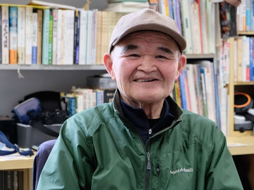 3人の活動を見守る浅沼利一郎さん