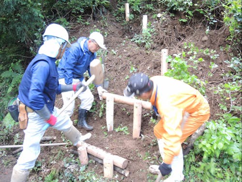 遊歩道整備の様子(階段作り)