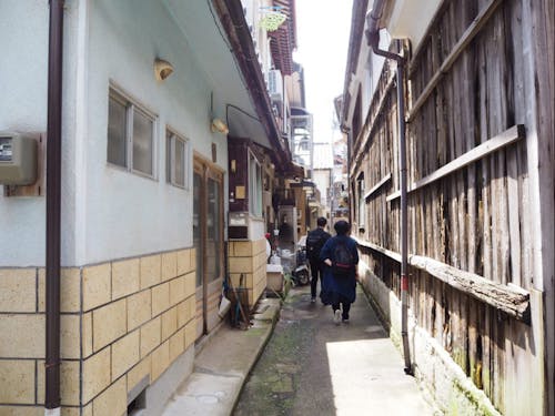 集落内の路地。家が密集していることによる独特の景観が見られます。