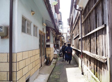 集落内の路地。家が密集していることによる独特の景観が見られます。