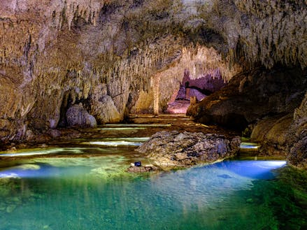 自然の洞窟・鍾乳洞を探検！