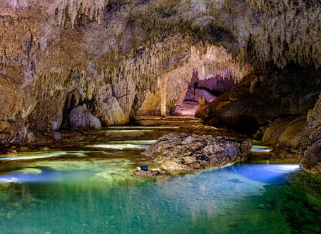 自然の洞窟・鍾乳洞を探検！