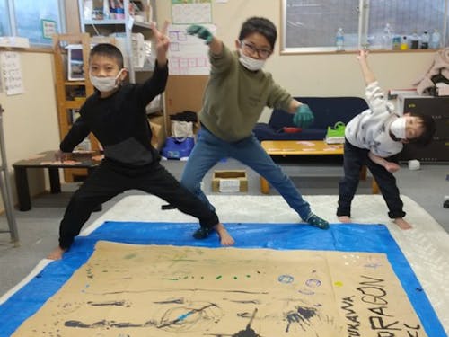 大きな大きな紙に絵の具でお絵描き