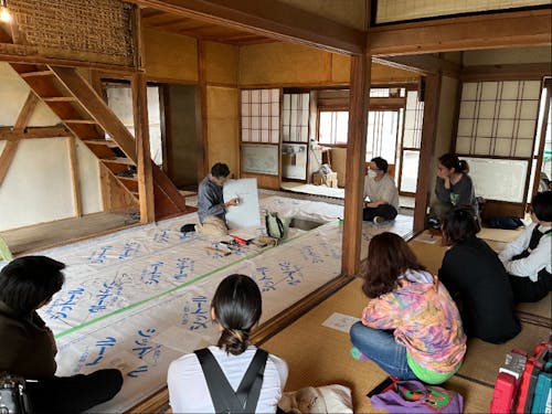 現役協力隊員が主催した床張りDIYワークショップのようす